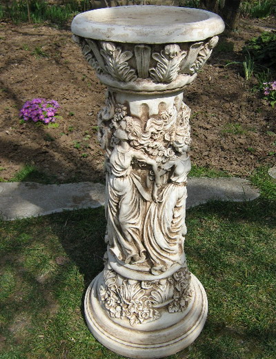 Колона с женски фигури орнаментирана