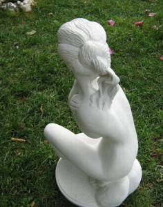 Статуя женска фигура за градина