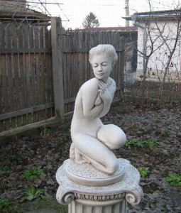 Статуя женска фигура за градина
