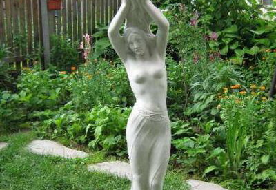Статуя Девойка - с поставка за градина 1