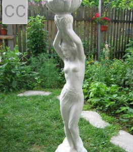 Статуя Девойка - с поставка за градина 2