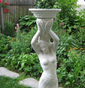Статуя Девойка - с поставка за градина 4