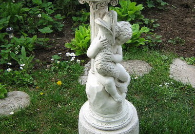 Статуя Момченце с рибка и колона 1