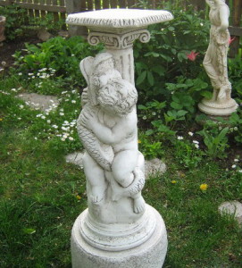 Статуя Момченце с рибка и колона 2