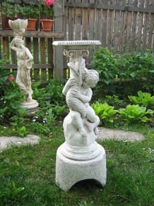Статуя Момченце с рибка и колона 4