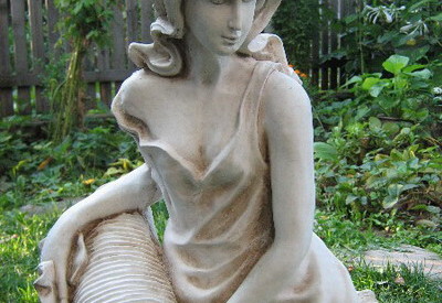 Статуя Момиче с делва 1