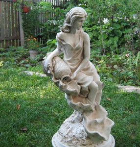 Статуя Момиче с делва 2